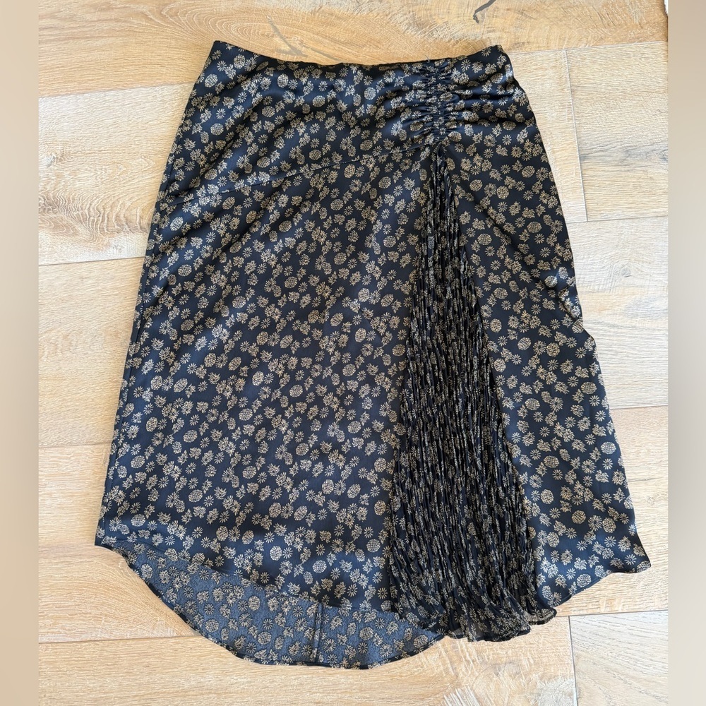 Gorgeous Black and Gold Vince Pleated Accent Satin Skirt